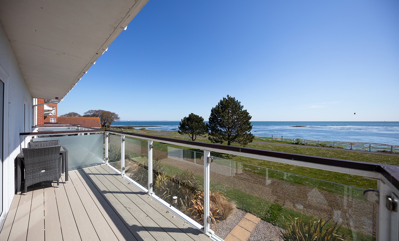 Relax on the room balcony, soak in the sun and listen to the waves.