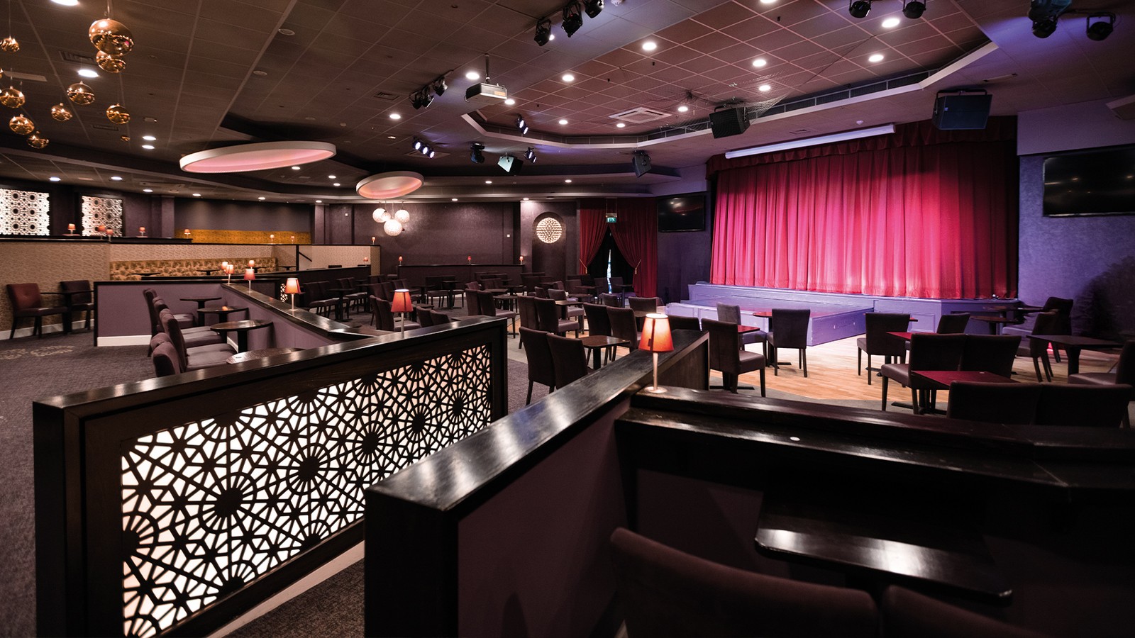 In the evening, take your seat in the Late Lounge and get ready for an incredible show.