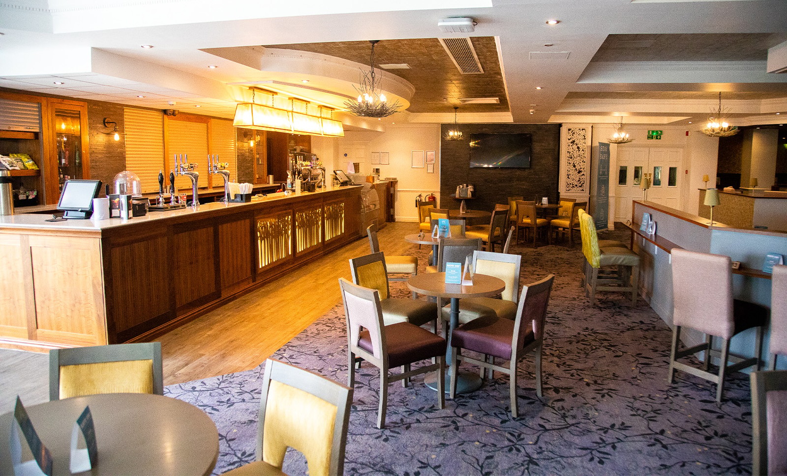 When evening falls, head to the Late Lounge Bar - where every table tells a story and every chair invites a chat. Perfect for gathering with friends, or simply soaking in the lively atmosphere.