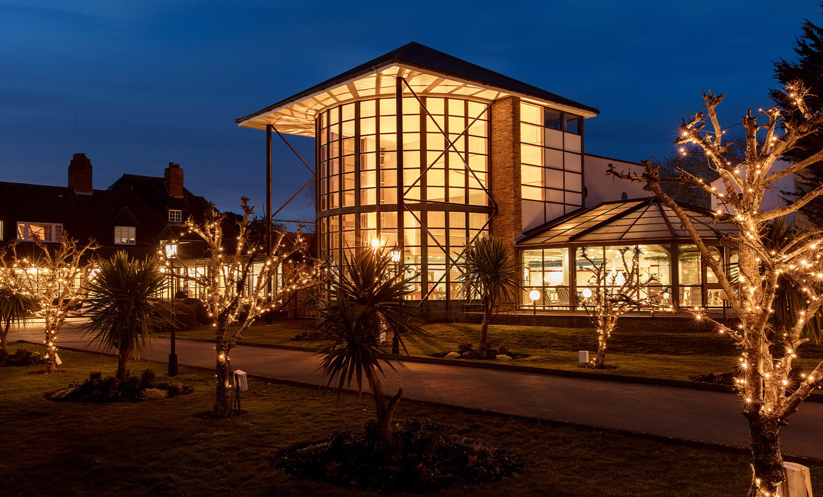 When the stars shine, so does Sinah Warren. By night, the atmosphere is just as relaxing, promising days filled with fun, relaxation, and exploration - whatever you may need.