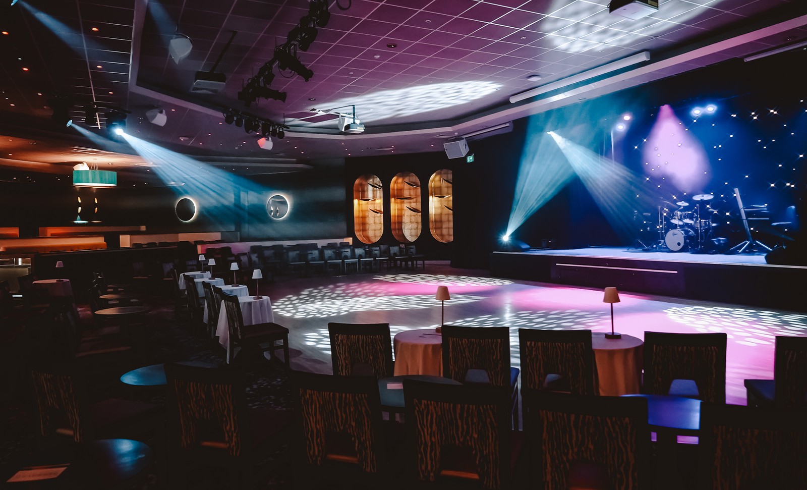The stage is set, lights gleam across the dancefloor, and the rhythm is ready to take over - the Live Lounge at Sinah Warren awaits an unforgettable night.