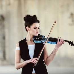 women playing violin