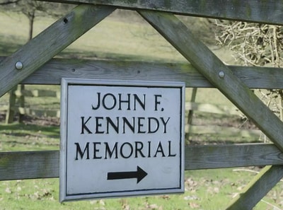 Sign pointing to the John F. Kennedy Memorial