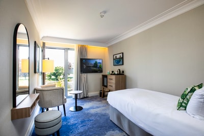 Single bed cosy bedroom at The Runnymede on Thames