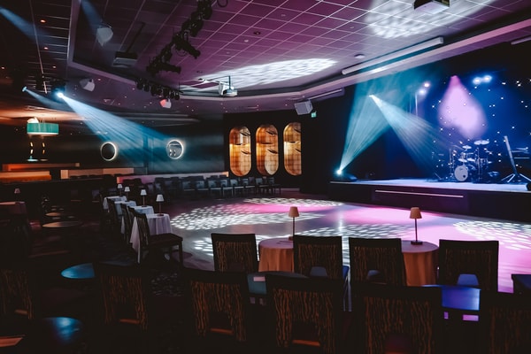 The stage is set, lights gleam across the dancefloor, and the rhythm is ready to take over - the Live Lounge at Sinah Warren awaits an unforgettable night.