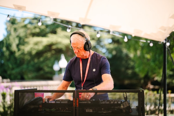 Spinning the soundtrack to a sunlit weekend, with effortless flair.