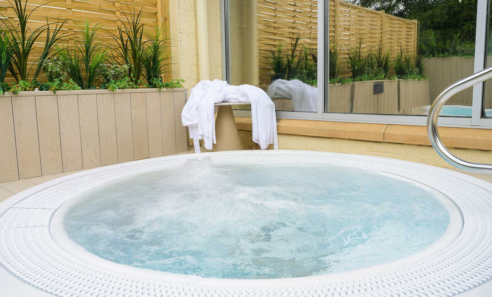 Outdoor bubble pool at Heythrop Park