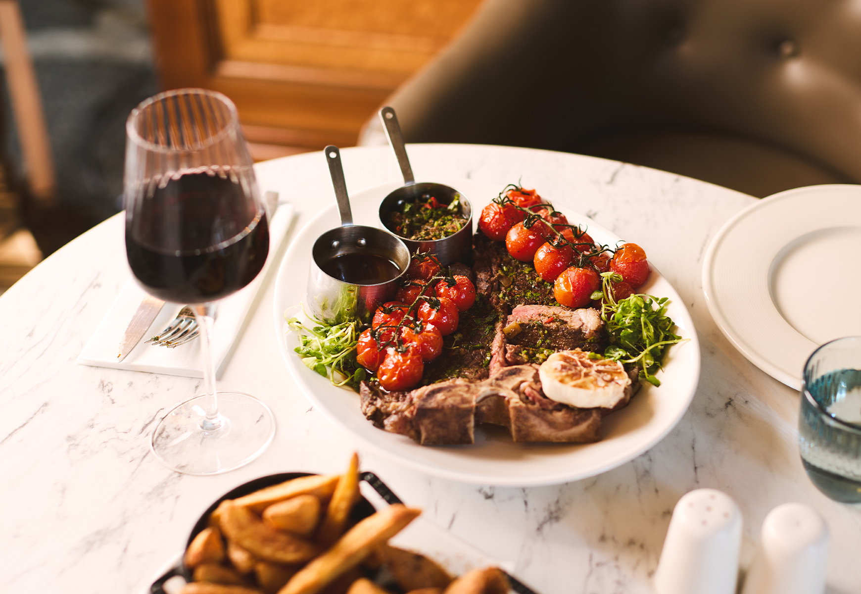 a t bone steak with tomatoes and red wine